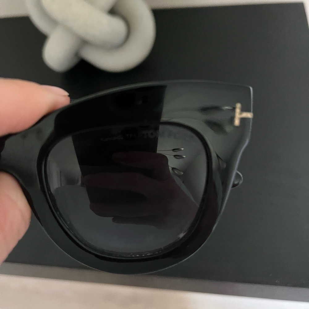 Chic Black Sunglasses - image 2